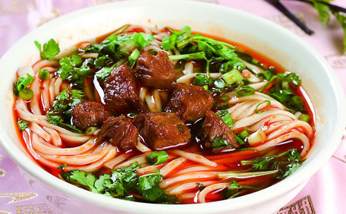 成都美食小吃擔(dān)擔(dān)面，鹵汁酥香，咸鮮微辣
