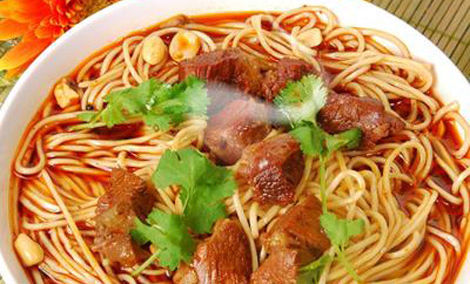 成都美食小吃擔(dān)擔(dān)面，鹵汁酥香，咸鮮微辣