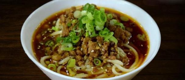 成都美食小吃擔(dān)擔(dān)面，鹵汁酥香，咸鮮微辣