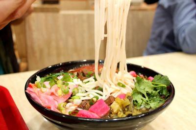 成都哪里可以學(xué)做花溪牛肉粉技術(shù)呢？師傅親自指導(dǎo)